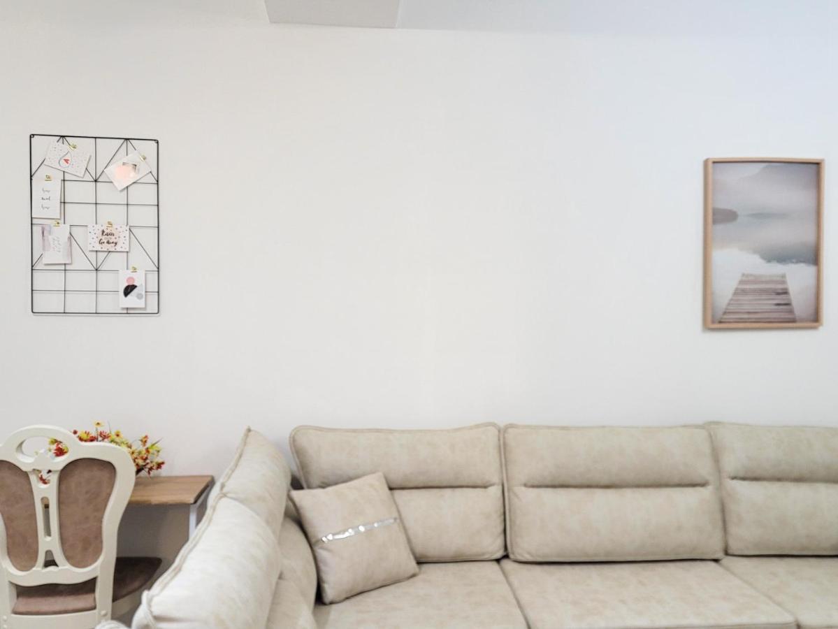 One-Bedroom Gem By The Square Tirana Exterior foto